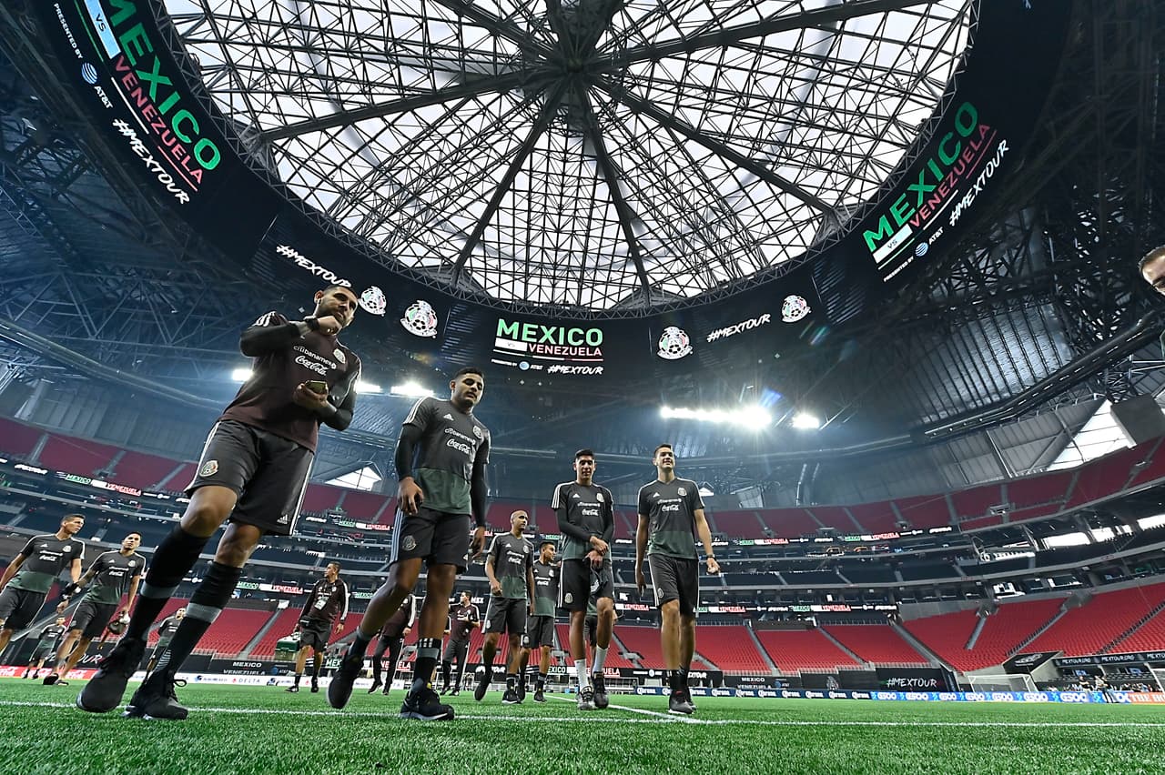 La Selección Mexicana de Fútbol se 'mojó los pies' en la fastuosa casa de los Atlanta Falcons y del Atlanta United, el Mercedes-Benz Stadium, donde jugará este miércoles ante su similar de Venezuela, un partido que sirve a ambos escuadrones de cara a sus compromisos del verano, como la Copa Oro y la Copa América, respectivamente. Así se entrenaron los jugadores del Tri bajo las órdenes de Gerardo 'Tata' Martino en Atlanta esta tarde de martes.