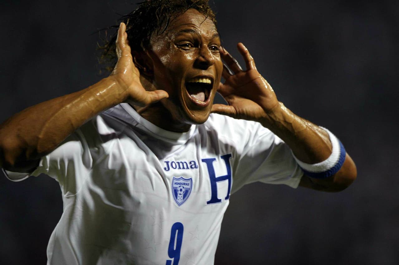 De los jugadores hondureños que destacan con sus goles para vulnerar a México tenemos a Carlos Pavón. El delantero catracho se ha hecho presente en 3 ocasiones diferentes, acumulando en total 5 anotaciones contra el Tri.