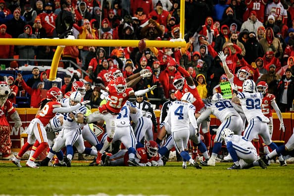 <b>Segundo cuarto: </b>Adam Vinatieri falla gol de campo al final de la primera mitad y Kansas se va al descanso con ventaja de 17 puntos.
<b>(Chiefs 24-7 Colts)</b>
