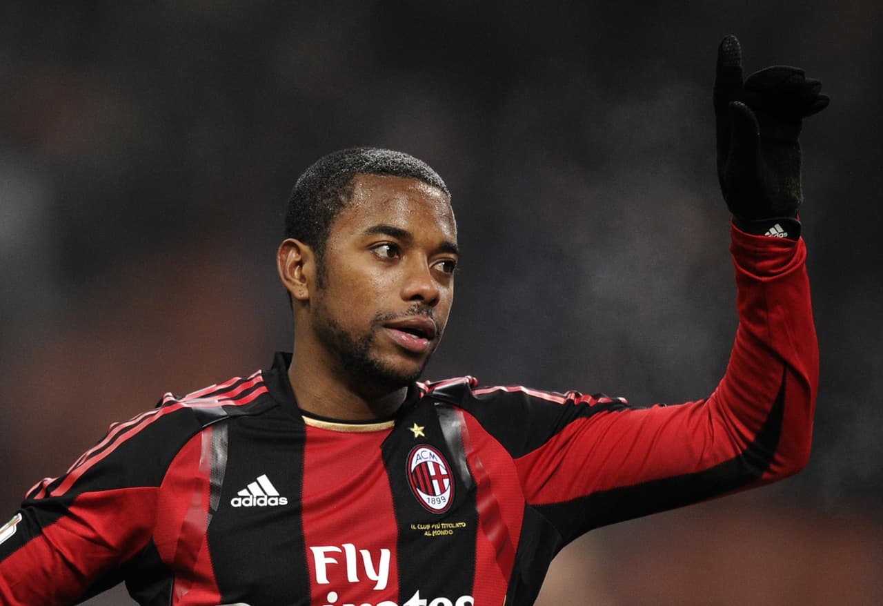 Robinho, luego de iniciar la etapa de crecimiento del Manchester City, pasó al A.C. Milan el 31 de agosto de 2010 por 18 millones de euros.