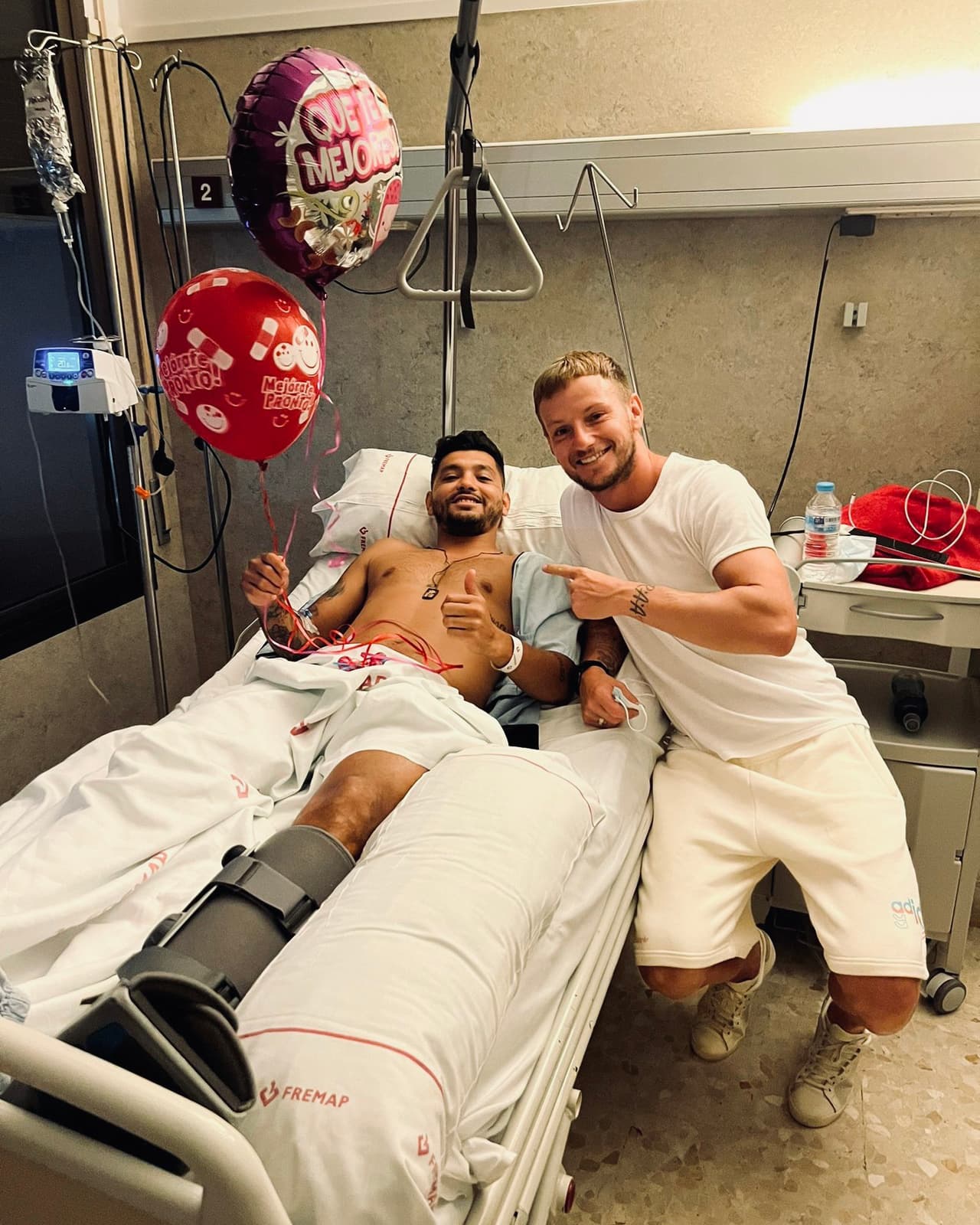 'Tecatito' Corona recibe la visita de su compañero del Sevilla, Ivan Rakitic