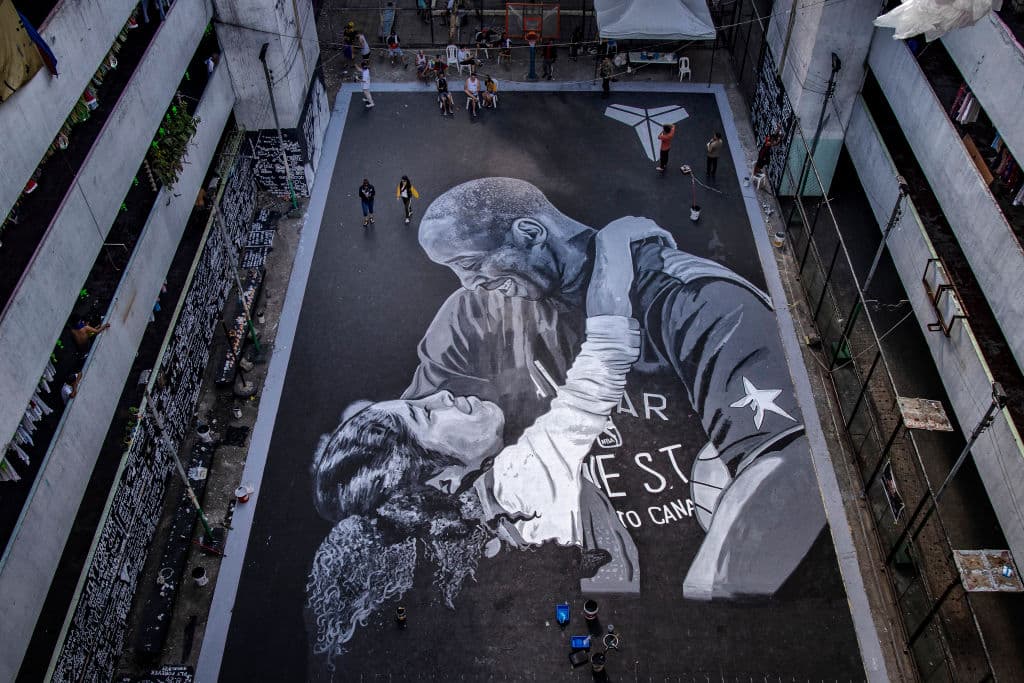 Artistas urbanos crearon una pintura gigante, en una cancha de básquetbol, con la figura de Kobe y su hija Gianna Bryant. Black Mamba era un ídolo en Filipinas.