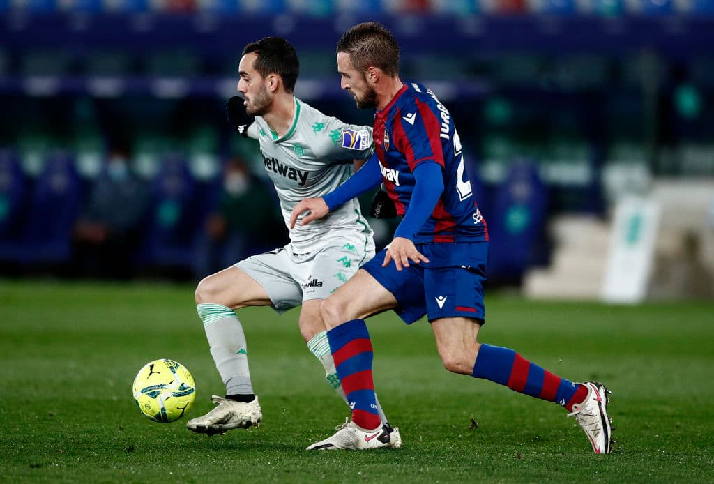 Levante se impone 4-3 ante el Real Betis en un intenso partido, donde los mexicanos Andrés Guardado y Diego Lainez tuvieron minutos en el campo. Los goles por parte de los 'granotas' corrieron a cargo de Oscar Duarte, doblete de Morales Nogales, Roger Martí y Roberto Suárez. Aissa Mandi y Sergio Canales descontaron para el Betis.