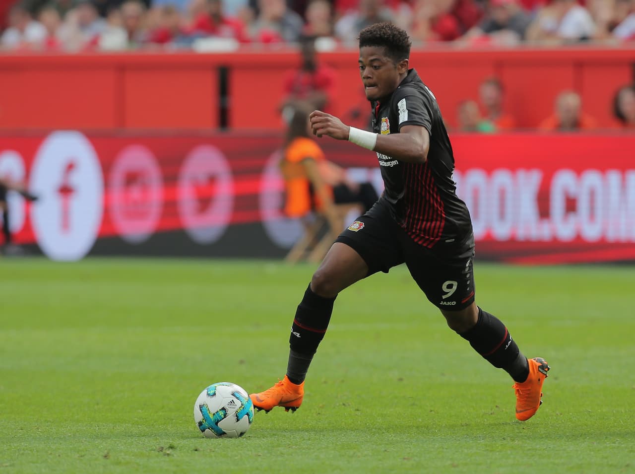 Bayern Múnich sigue pensando en reforzarse con talentos de la Bundesliga y es por eso que Leon Bailey suena para llegar al equipo en este mercado.