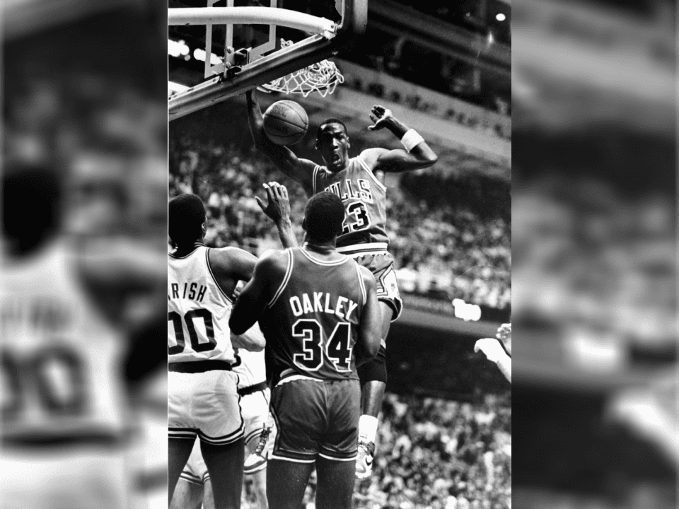 En 1986, los Boston Celtics eran el mejor equipo en la historia de la NBA y Dennis Johnson su mejor defensa. Pues Jordan anotó solamente 63 puntos e impuso un récord en la NBA por mayoría de puntos anotados en playoffs.