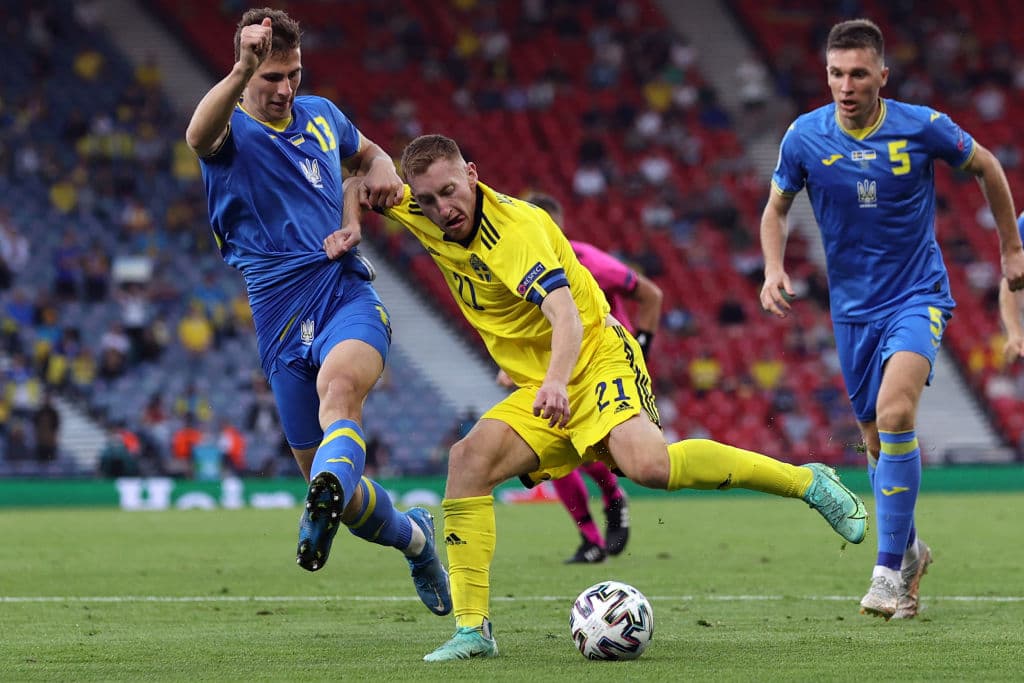 Ucrania lo hace y deja fuera a Suecia en tiempos extra con marcador de 2-1; consigue su pase a Cuartos de Final en la Euro 2020. Oleksandr Zinchenko abría el marcador al minuto 27, pero el sueco Emil Forsberg empataba el encuentro al 43'. Quien le da la victoria y el pase a la siguiente ronda a los ucranianos, es Artem Dovbyk al 120+1', quienes enfrentarán a Inglaterra este sábado.