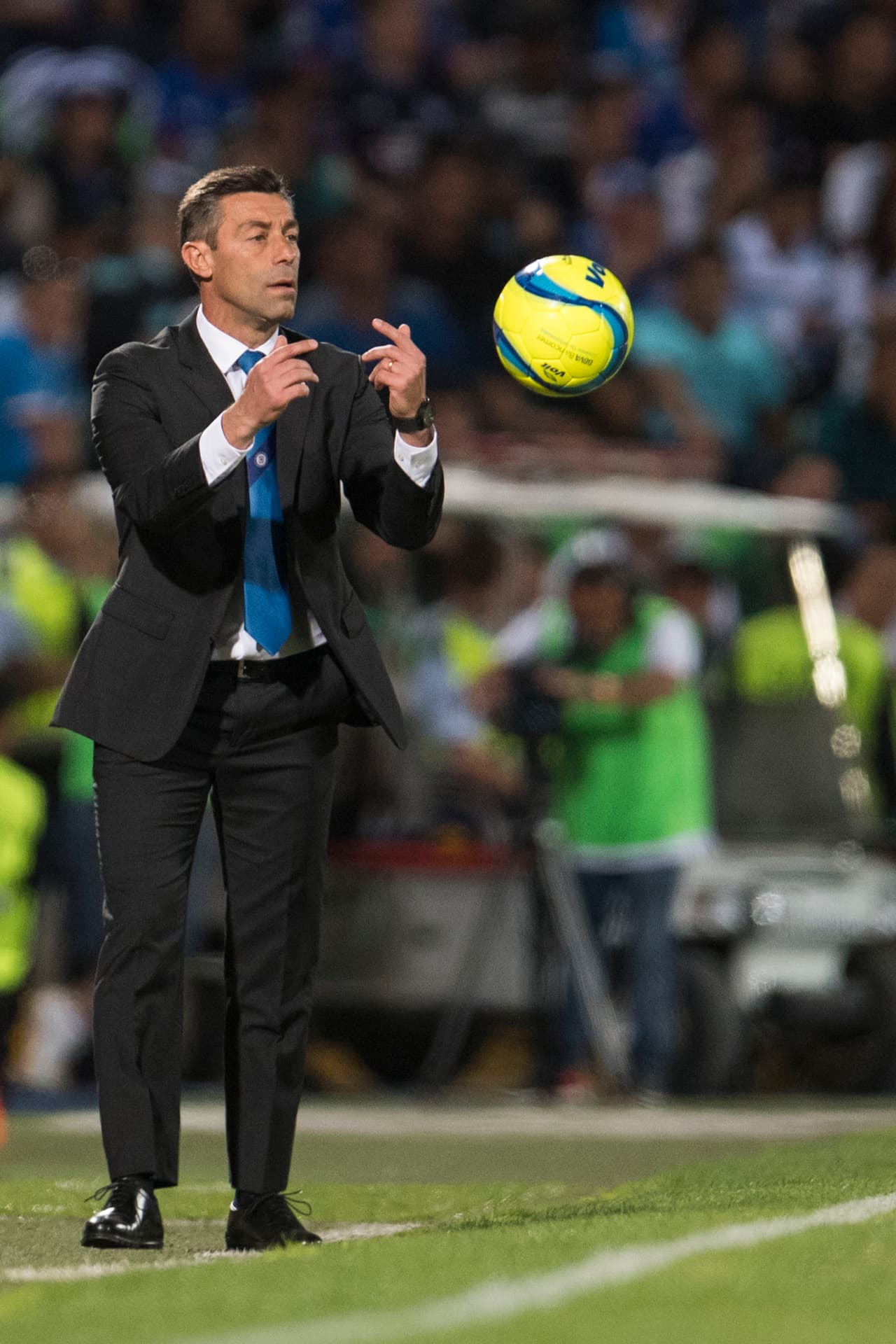 Haberse ido de Santos fue su peor decisión: le fue mal en Qatar, en Escocia y ahora en la Liga MX con Cruz Azul. Sus complicados resultados lo tienen muy alejado del Tri.