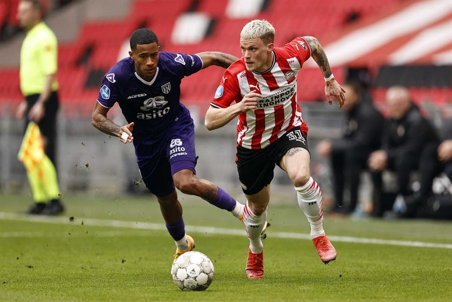 Con goles de Donyell Malen, Denzel Dumfries y Mohammed Ihattaren, el PSV se impone 3-0 ante el Heracles Almelo, en el Estadio Phillips, durante la Jornada 28 en la Eredivisie. El mexicano Erick Gutiérrez, a pesar de ser convocado, no tuvo minutos durante el encuentro.