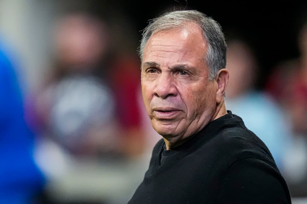 Bruce Arena, DT del New England Revoltion, suspendido por comentarios inapropiados