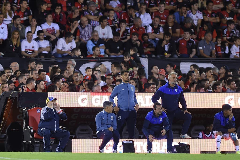 Sigue la fiebre maradoniana por el futbol argentino. En Rosario reciben como 'Dios' a Diego Armando Maradona. Gimnasia venció 0-4 a Newell's.