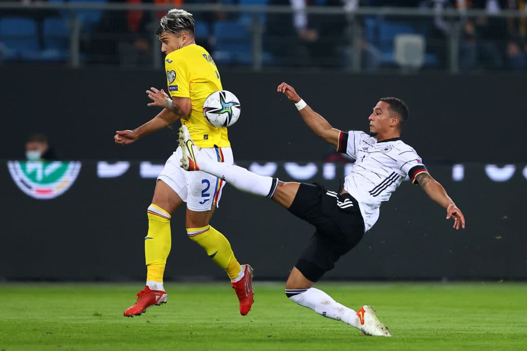 Serge Gnabry y Thomas Mueller le dan la alegría a la Alamenia y remontan 2-1 a Rumania.