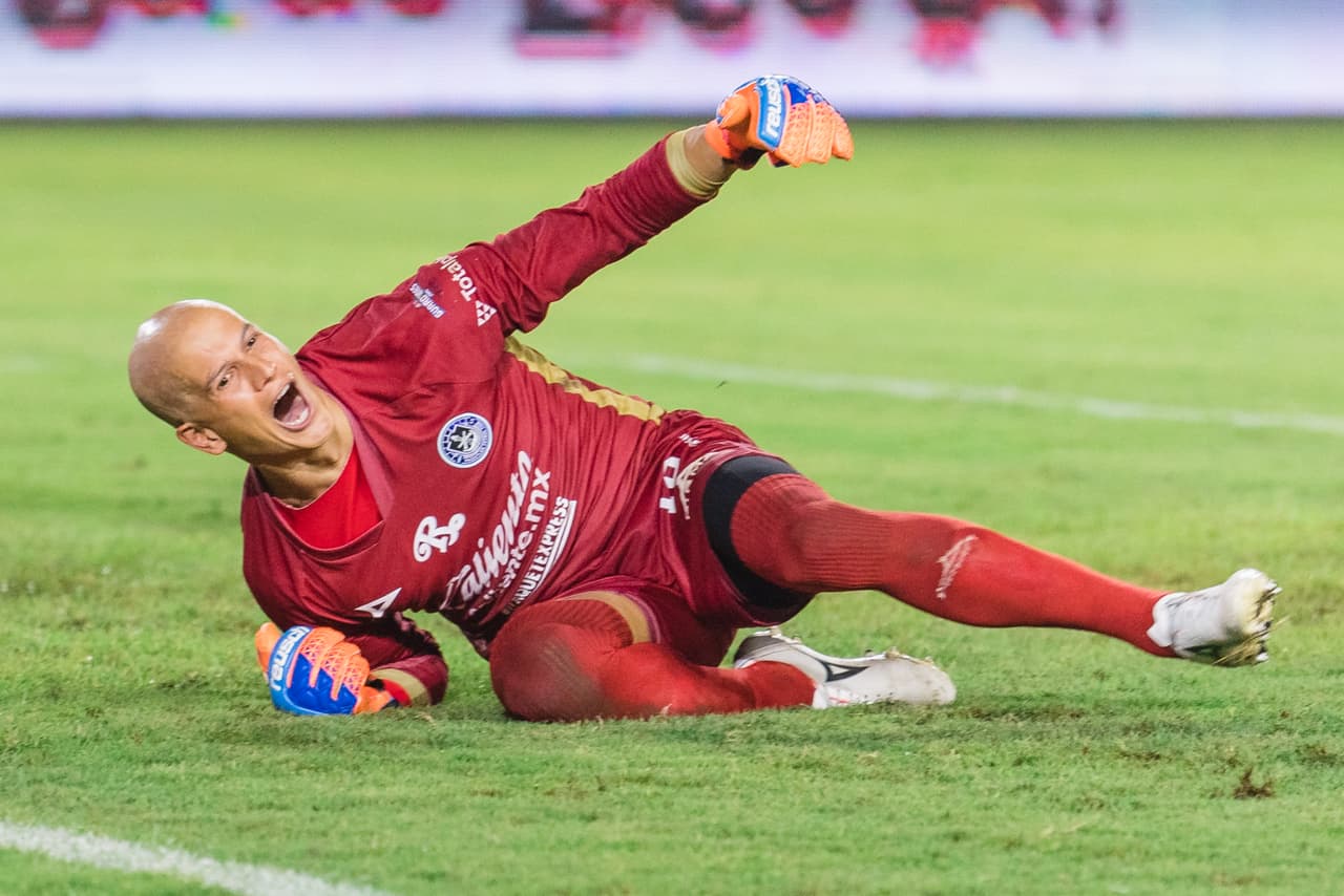 Sosa estuvo cerca de atajar con las piernas, pero el tiro era demasiado potente; Osuna (90+5’) marcó el descuento.