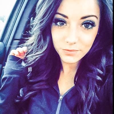 Esta porrista de los Tampa Bay Buccaneers te deslumbrará con esos bellos ojos y hermosa silueta.