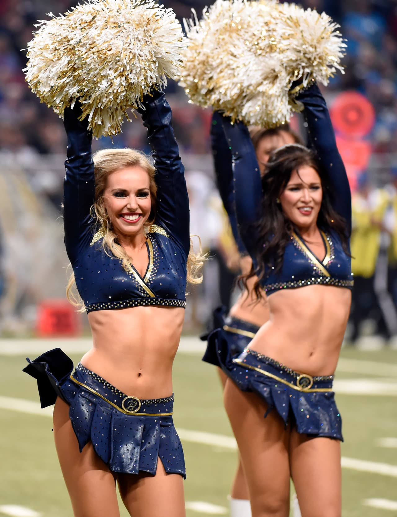 Cada semana nos deleitamos con estos "hermosos regalos de Navidad". Checa las mejores tomas de las cheerleaders en la Semana 14 NFL.