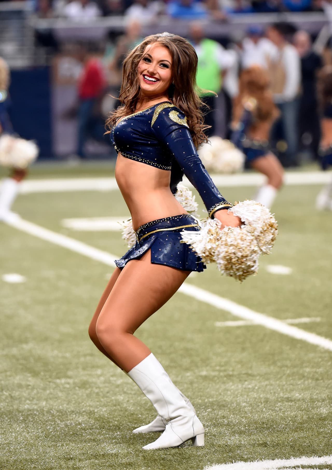Cada semana nos deleitamos con estos "hermosos regalos de Navidad". Checa las mejores tomas de las cheerleaders en la Semana 14 NFL.