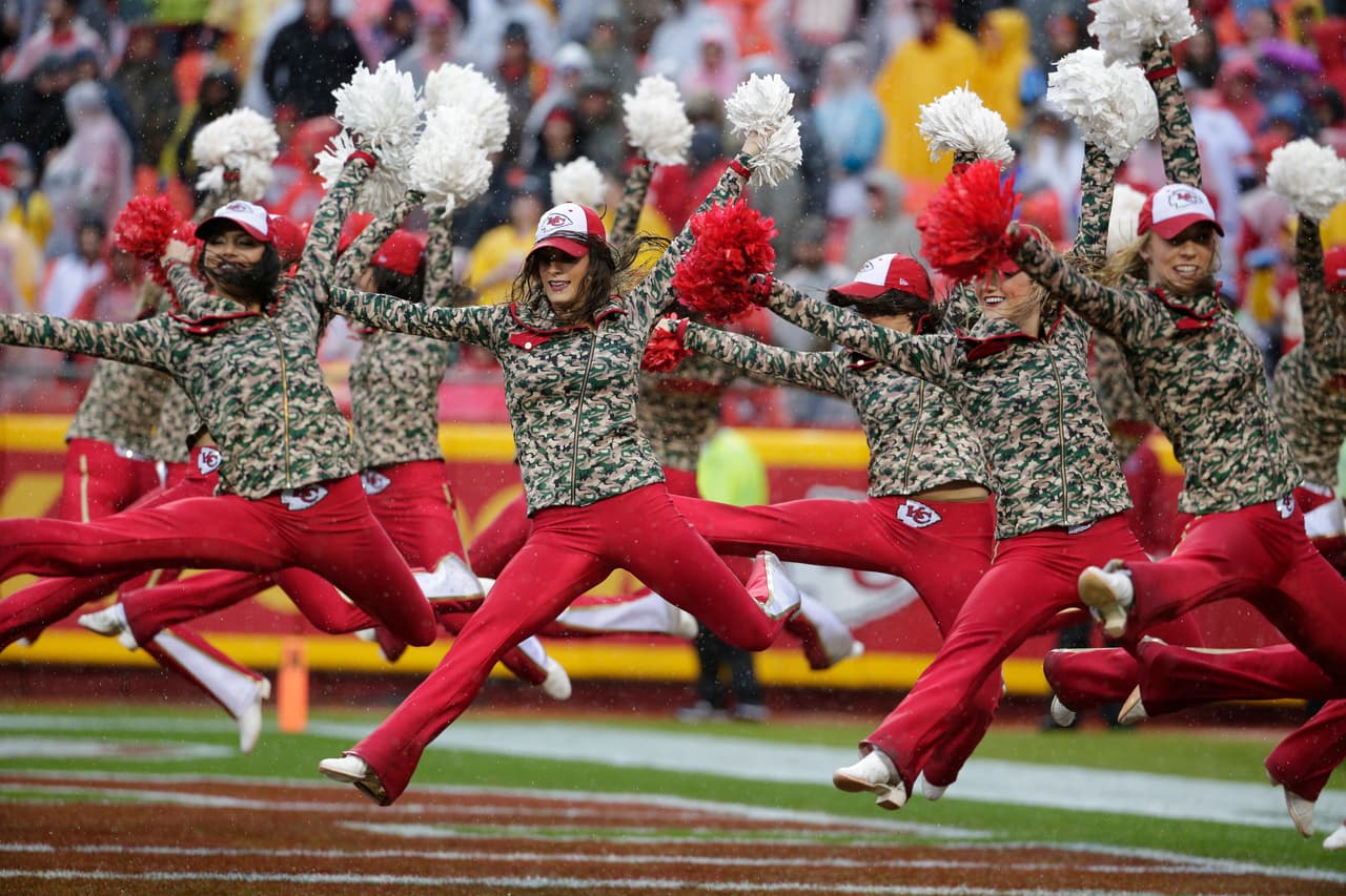 Cada semana nos deleitamos con estos "hermosos regalos de Navidad". Checa las mejores tomas de las cheerleaders en la Semana 14 NFL.