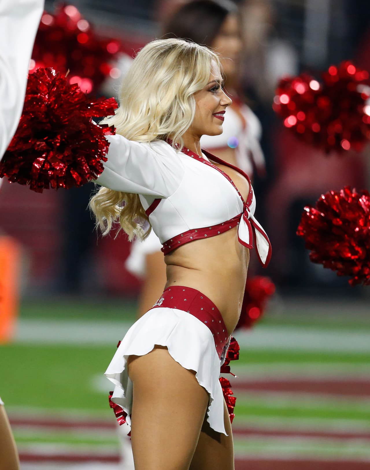 Cada semana nos deleitamos con estos "hermosos regalos de Navidad". Checa las mejores tomas de las cheerleaders en la Semana 14 NFL.