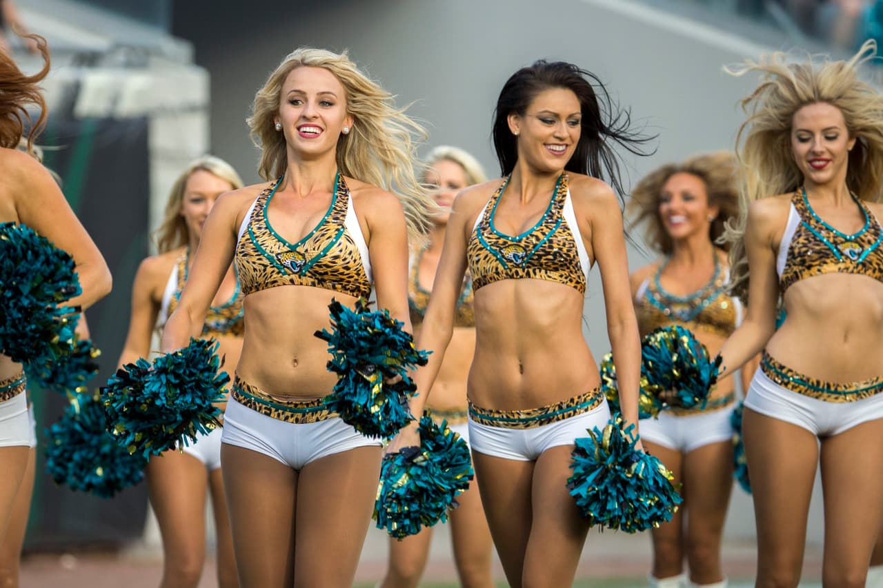 Cada semana nos deleitamos con estos "hermosos regalos de Navidad". Checa las mejores tomas de las cheerleaders en la Semana 14 NFL.