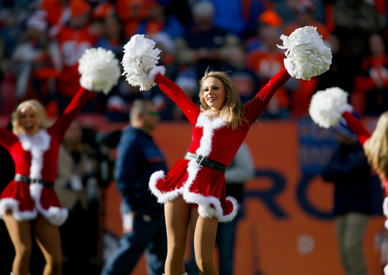 Cada semana nos deleitamos con estos "hermosos regalos de Navidad". Checa las mejores tomas de las cheerleaders en la Semana 14 NFL.