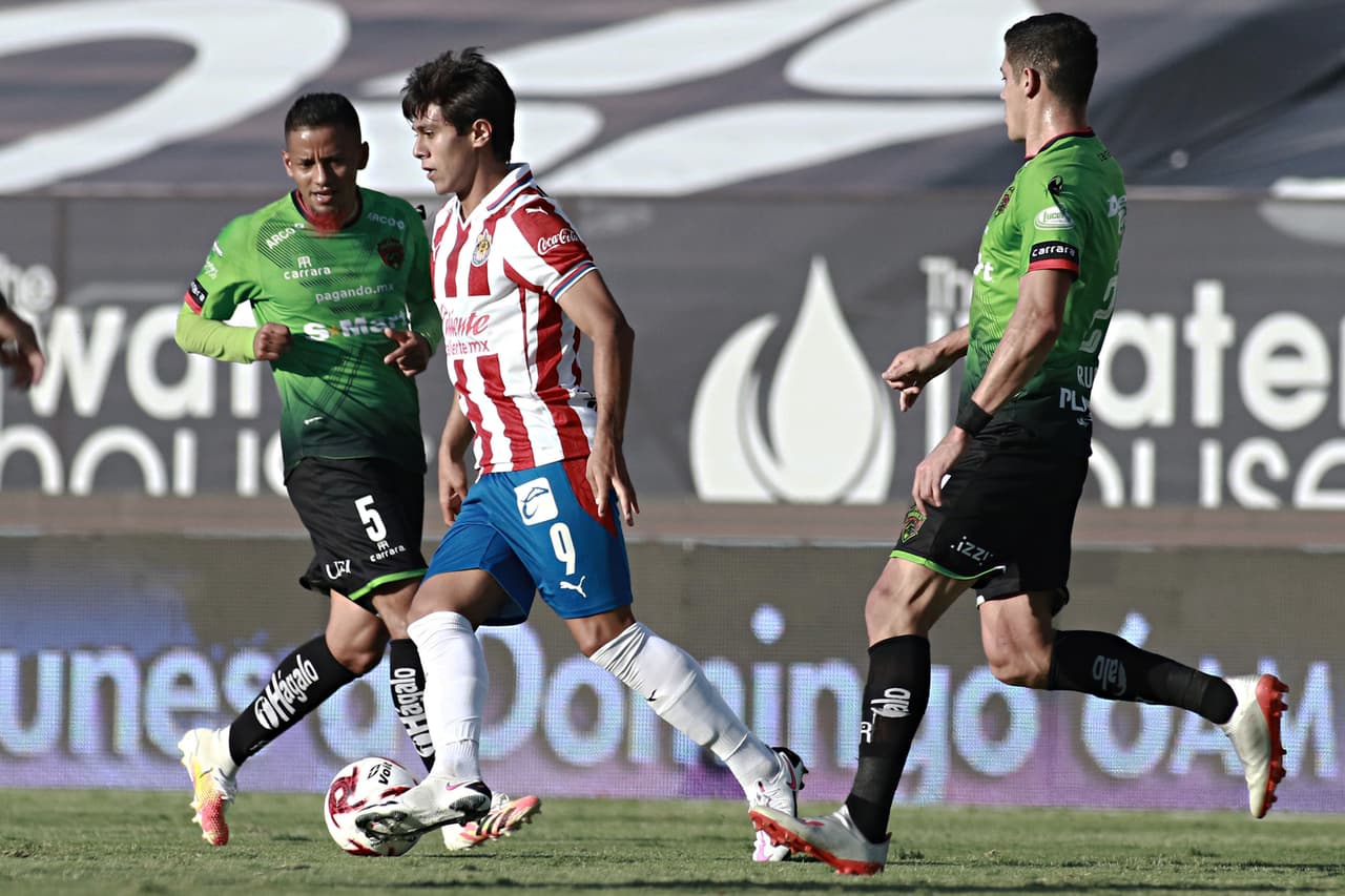 Con goles de José Macías y Jesús Angulo, las Chivas consiguen unos valiosos tres puntos en la frontera.