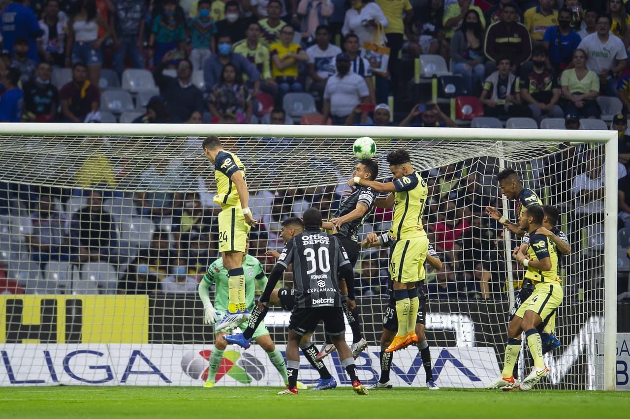 El primer tiempo careció de emociones, ya que ambos eequipos se dedicaron a meter mucha gente en el medio campo, neutralizando todo tipo de contragolpes y llegadas.