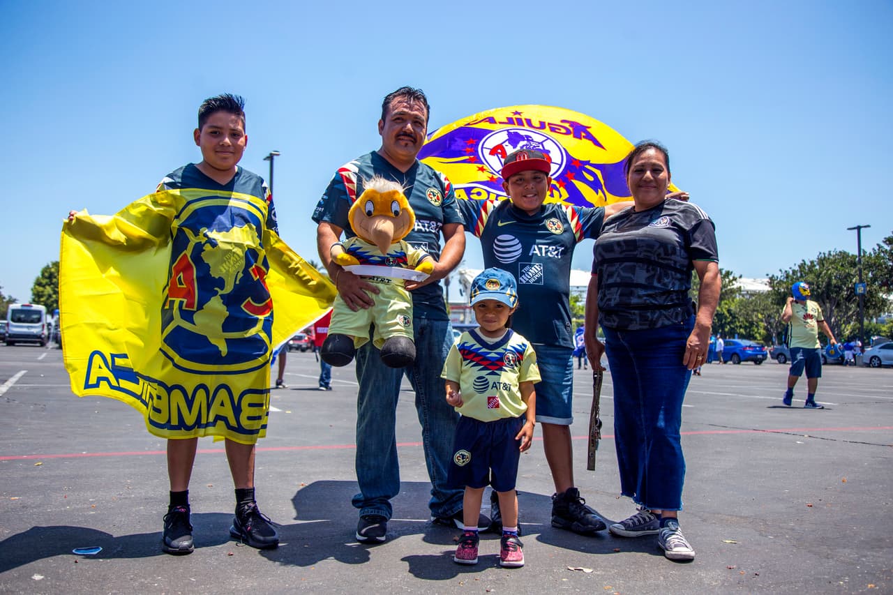Así se vivió el color previo al partido de Campeón de Campeones de la Liga MX entre los Tigres de la UANL y las Águilas del América en Dignity Healt Sports Park, en Carson, California. Los dos más recientes monarcas del balompié mexicano se veían cara a cara para dirimir un trofeo que sus aficionados querían en las vitrinas de su club.