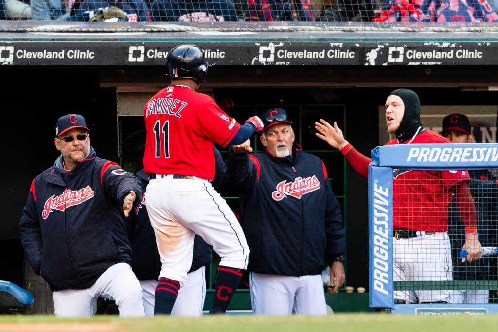 El manager de La Tribu Terry Francona felicita a José Ramírez al anotar la primera carrera del partido, tras un sencillo impulsor de Carlos Santana.