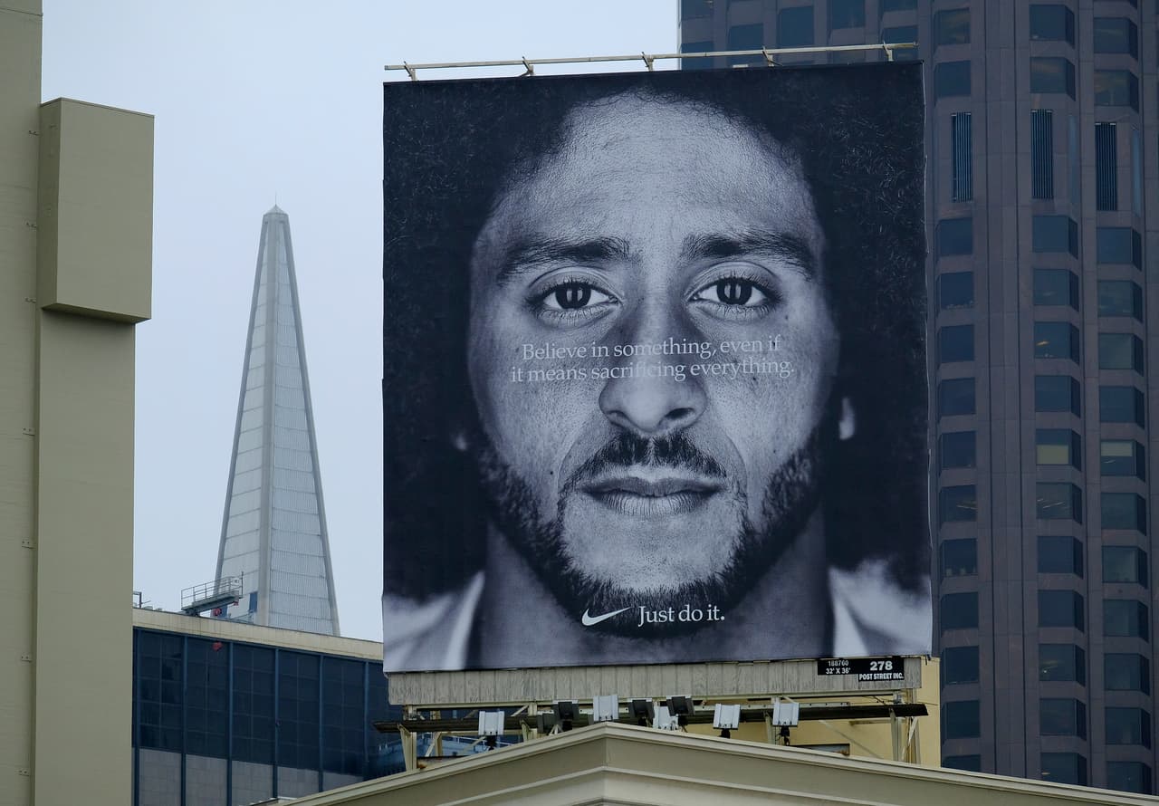Tiempo después Nike tomó al talentoso quarterback como imagen de su lema permanente ‘Just do it’. Nuevamente las opiniones se polarizaron en Estados Unidos.