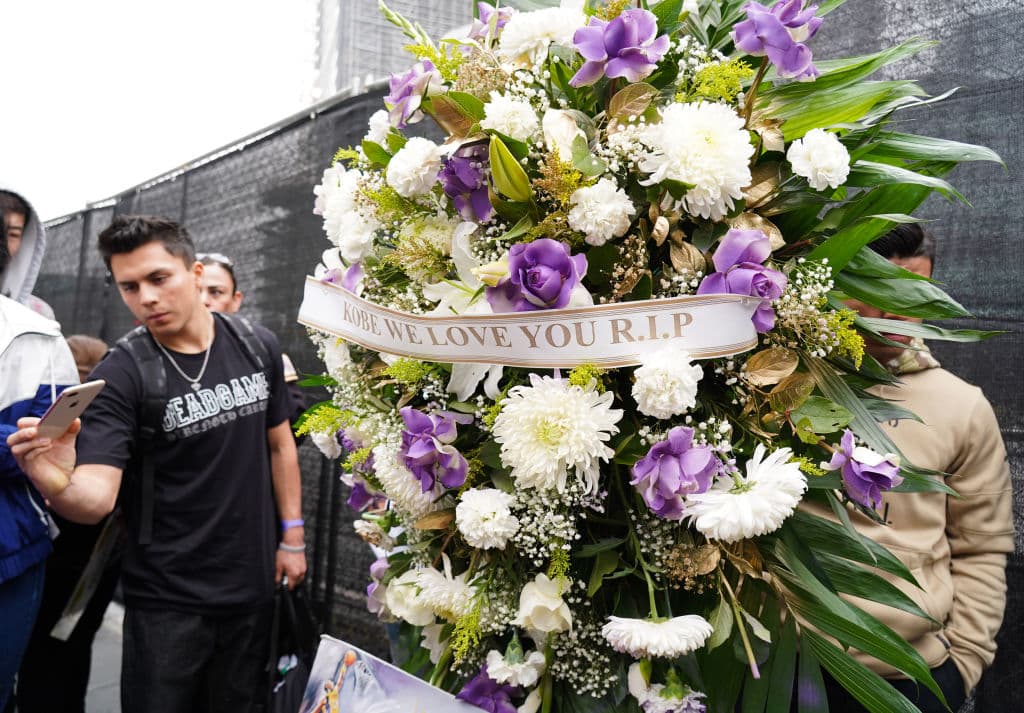 Aficionados se acercaron al Staples Center, entre lagrimas e indredulidad para dejar flores por la muerte de Kobe Bryant.