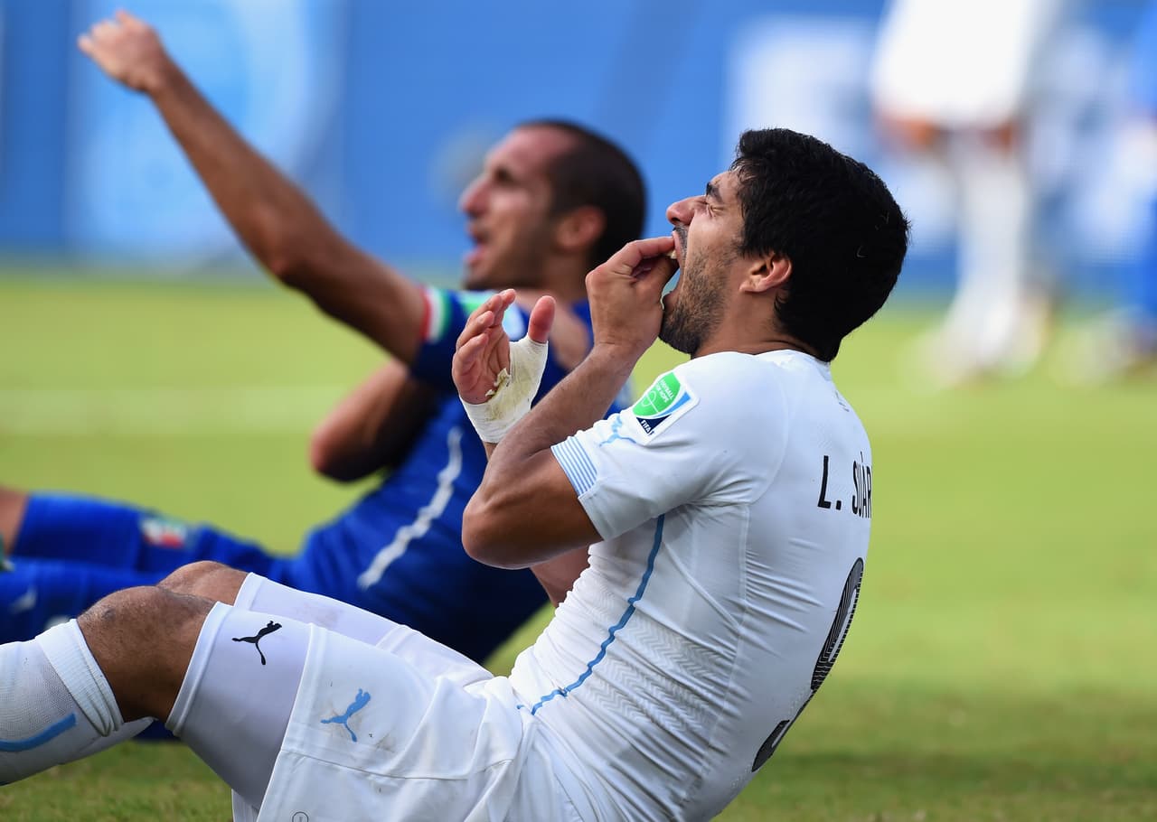 La gran polémica de Suárez se daría en el Mundial de Brasil 2014, cuando mordió a Giorgio Chiellini durante un partido con lo que fue sancionado por nueve partidos. Por esta pena sufrió un castigo de cuatro meses en los que no pudo jugar con su selección y tampoco a nivel de clubes.
