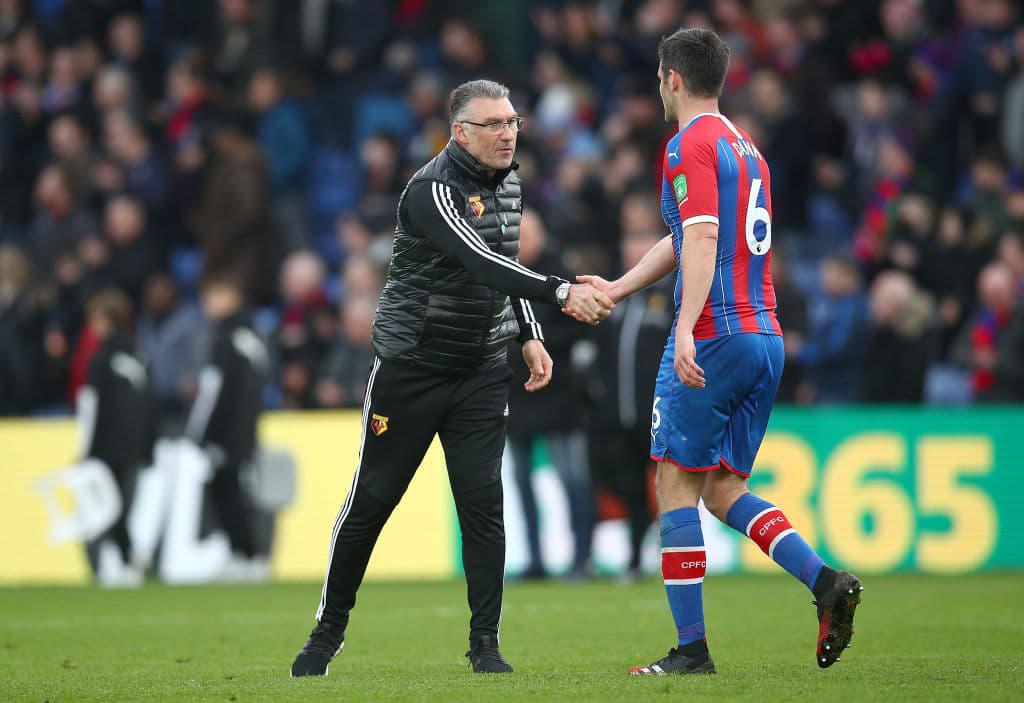 Scott Dann, del Crystal Palace se saluda con Nigel Pearson, manager del Watford, quien tampoco parece seguir la indicación de la Premier League.