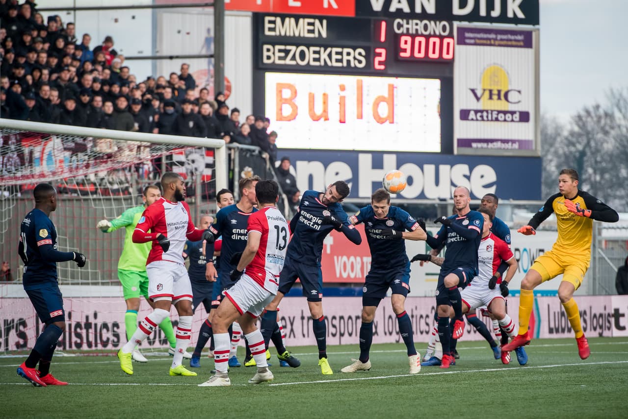 Emmen se volcó con todo e incluso su arquero se fue en la búsqueda del empate en su casa.