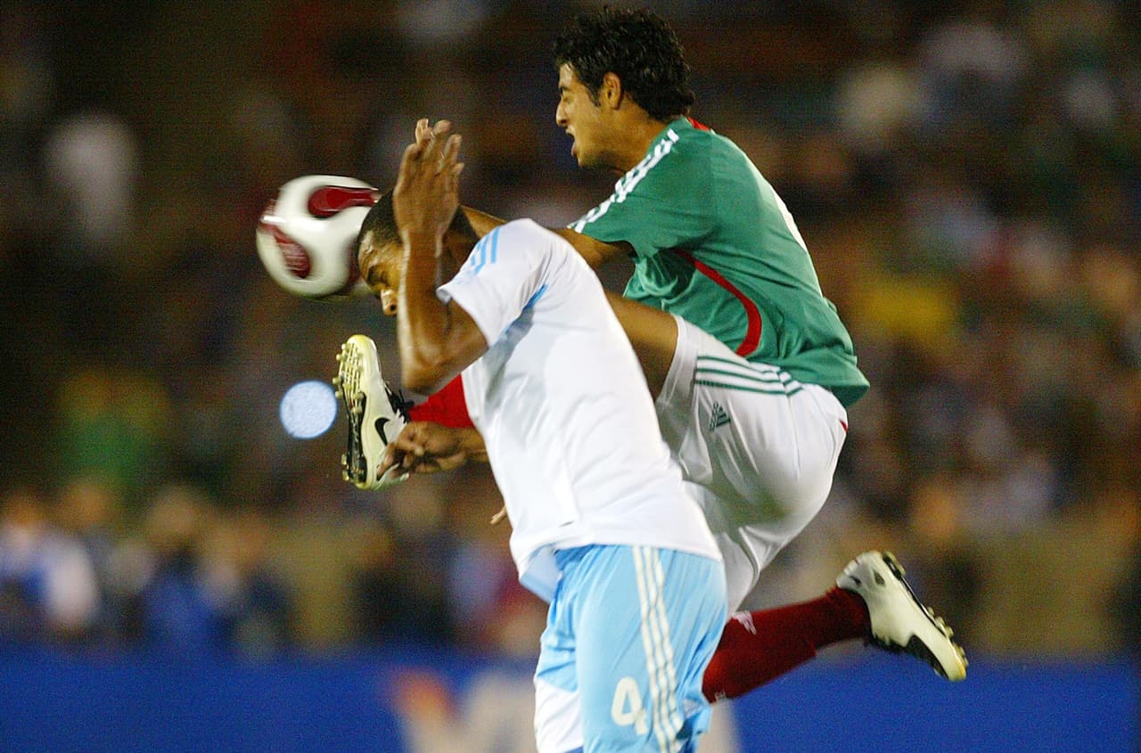 También el técnico de Guatemala, Hernán Darío, fue enviado fuera de la cancha por protestar el codazo del mexicano.