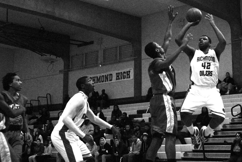 El entrenador les hizo ver, mediante pesados entrenamientos y estrategias inusuales, que el trabajo en equipo y la disciplina eran la clave para lograr sus objetivos tanto en la cancha como en lo personal.