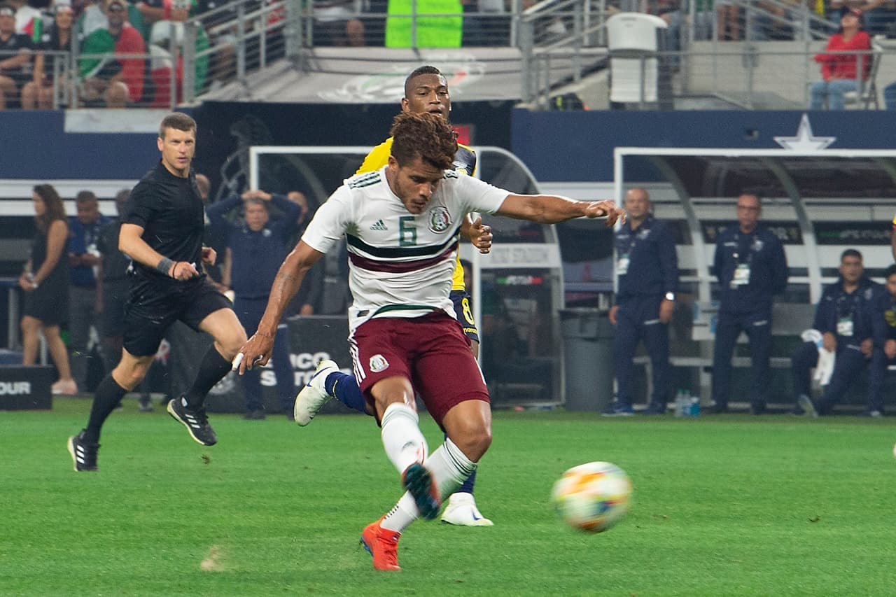 Con un remate de media distancia llegó el primer gol de la noche a favor del Tri.