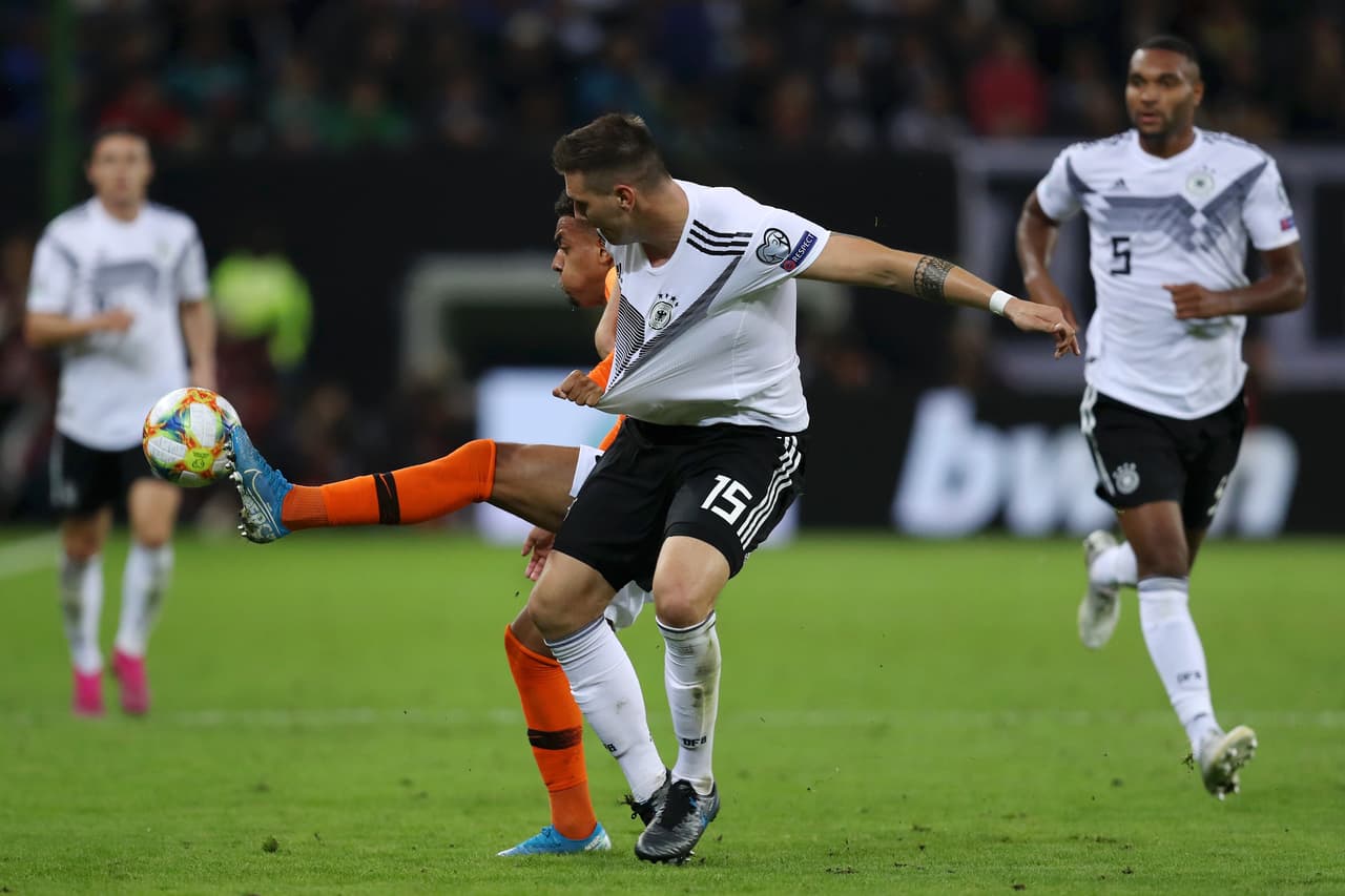 Alemania vencía 1-0 tras un gran primer tiempo pero Holanda mejoró con los cambios de Koeman y remontó en la segunda parte. Frenkie de Jong, Donyell Malen, Georginio Wijnaldum y un autogol de Jonathan Tah permitieron la remontada frente a los germanos que se adelantaron con gol de Gnabry y recortaron distancias gracias al penal bien ejecutado por Toni Kroos.
