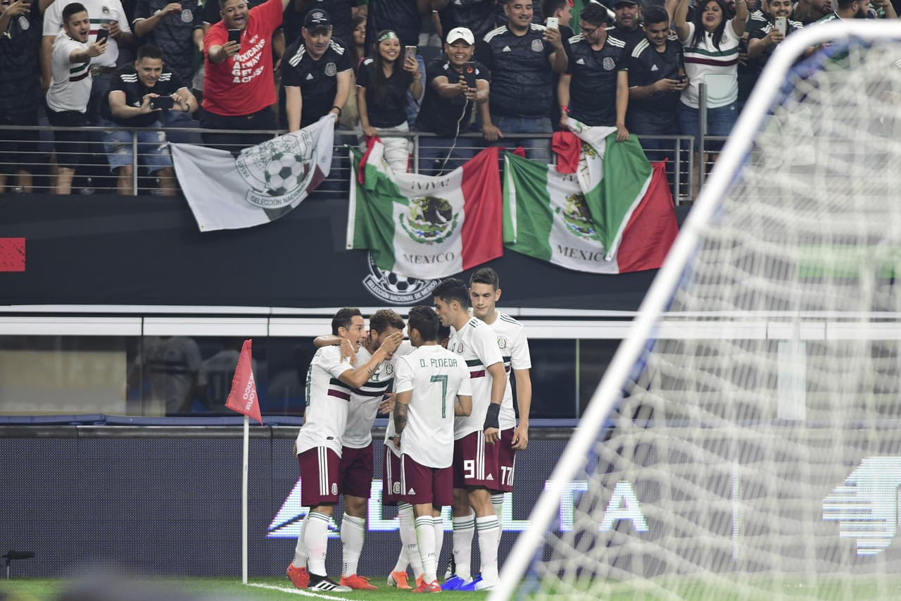 Los mexicanos celebraron el primer gol con el que los dirigidos por Gerardo Martino se fueron con ventaja al vestuario al finalizar la parte incial.