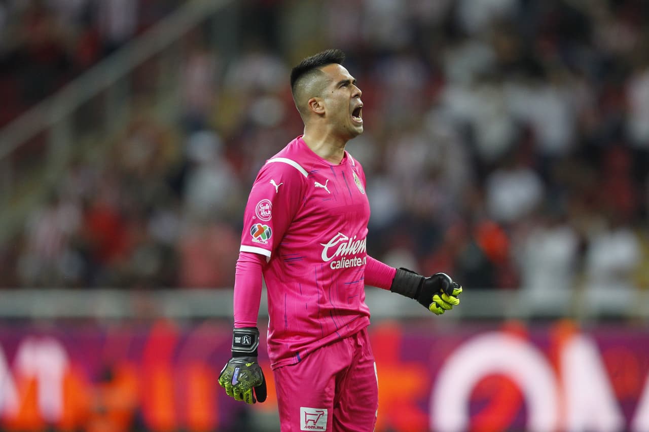 Chivas tardó 15 minutos en anotar el gol del descuento vía 'Chicote' Calderón, quien definió de media vuelta en un tiro de esquina para darle vida al Rebaño.