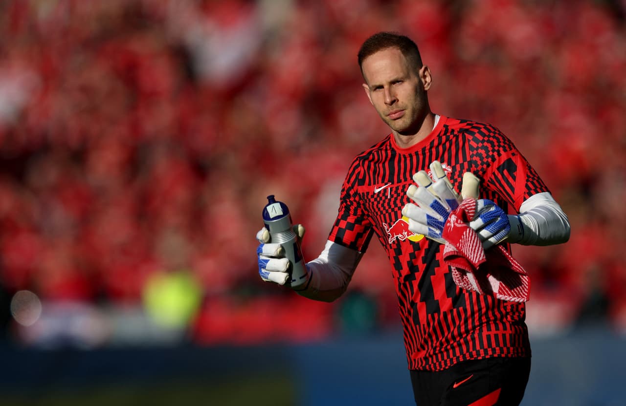 Antes del partido se preparaban los guantes e incluso los de repuesto.
