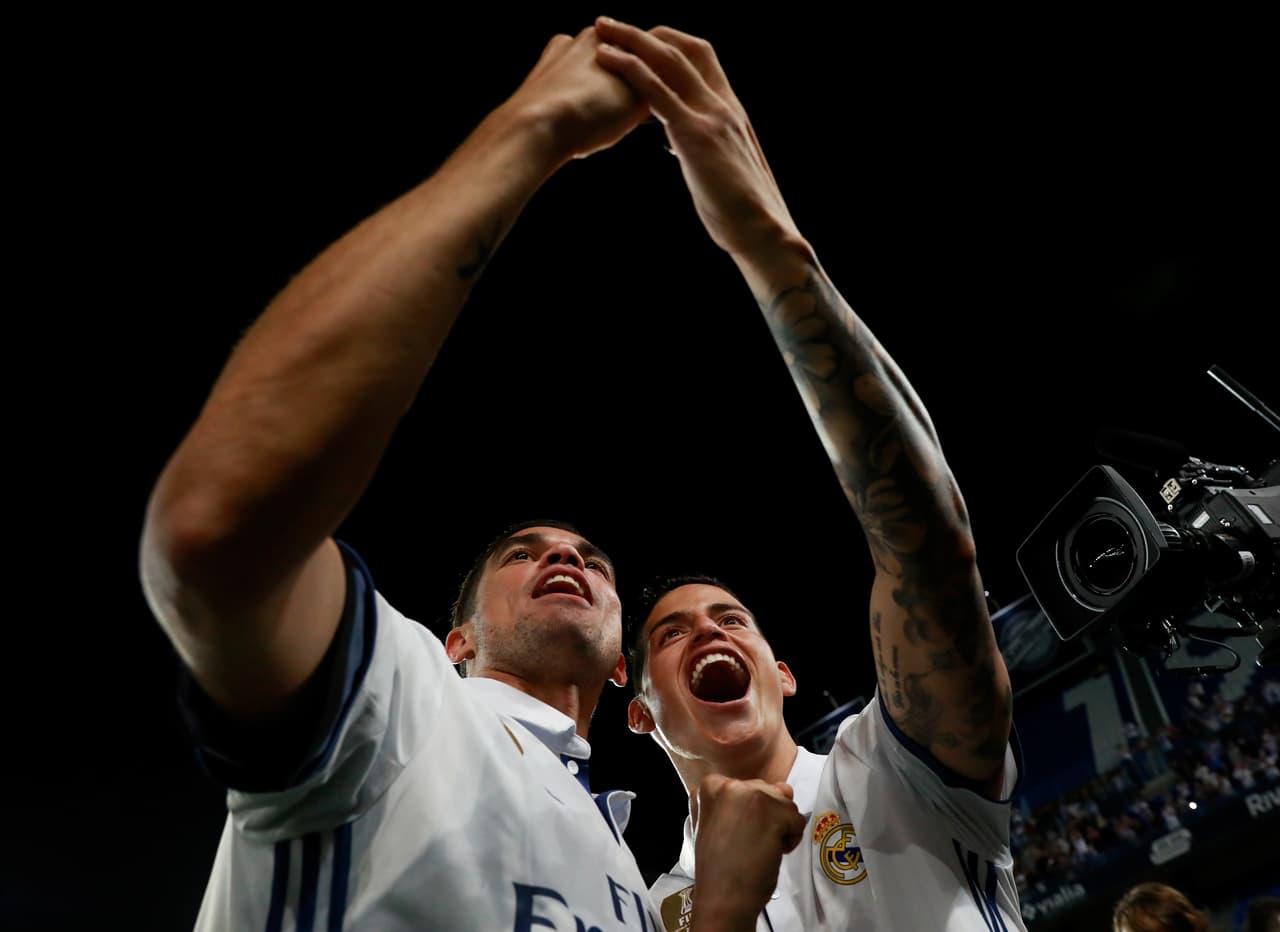 El colombiano James Rodríguez estuvo junto a Pepe con su propia selfie.