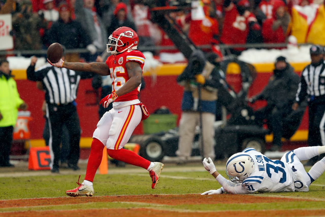 <b>Primer Cuarto: </b>Damien Williams lleva el balón por tierra 10 yardas y pone los primeros puntos del juego.
<b> (Chiefs 7-0 Colts)</b>