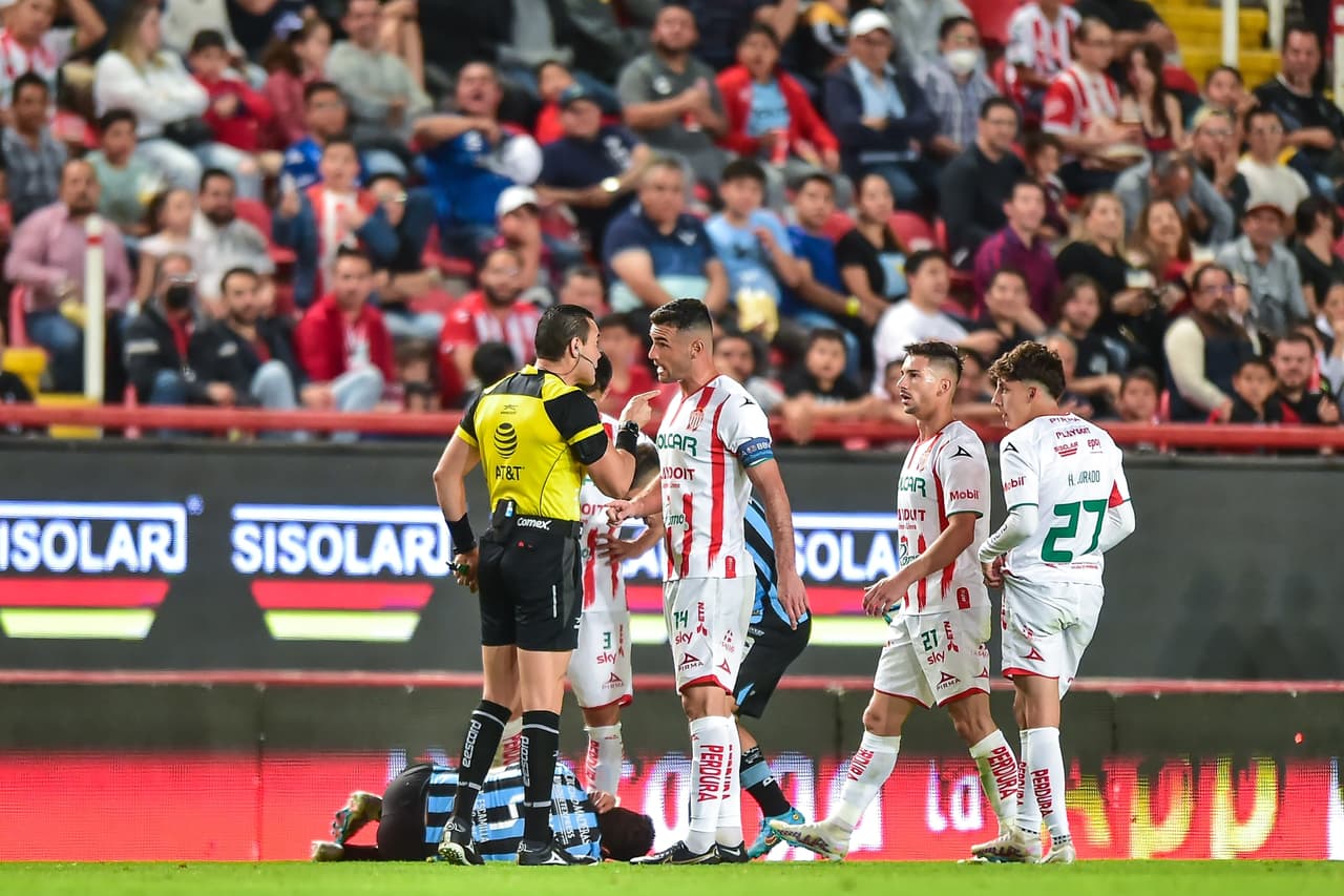 Necaxa y Gallos Blancos dividen puntos en un encuentro que terminó con emoción al límite.