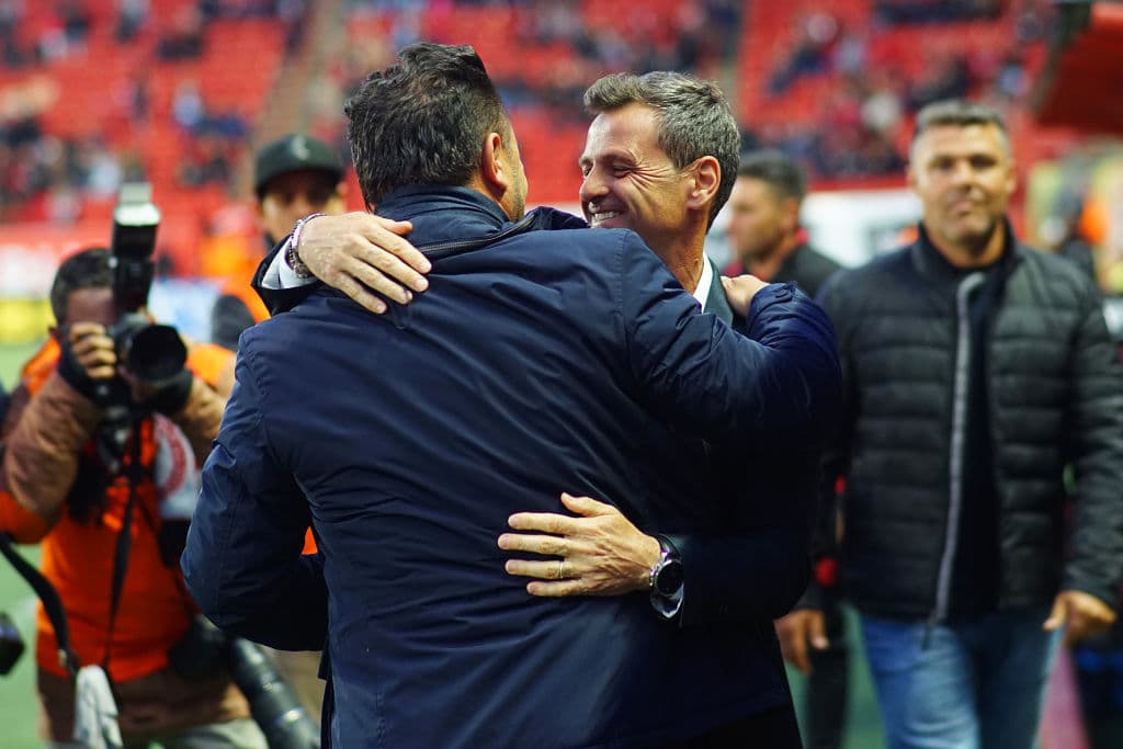 El truco resultó ante las sospechas del médico. Mohamed se pesó y festejó con el médico, que no lo podía creer, pero los falsos abrazos eran para distraerlo mientras el utilero regresaba el kilo que había trucado a la báscula. Así, cuando el médico verificó no tuvo más remedio que aprobar a Tony.