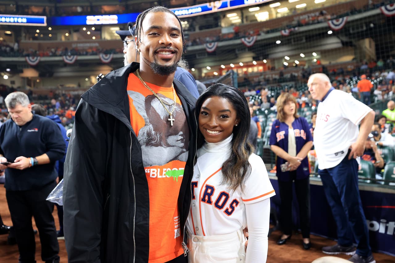El jugador de la NFL Jonthan Owens y la gimnasta Simone Biles, invitados especiales.