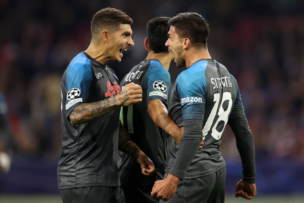 Napoli aplastó al Ajax a domicilio y lleva paso perfecto en la Champions League.
