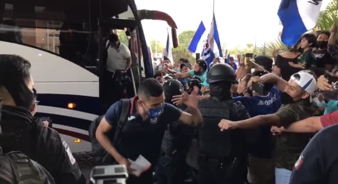 Cruz Azul llega a Torreón para disputar la final de ida del futbol mexicano y sus aficionados salen de sus casas para darles una cálida bienvenida.