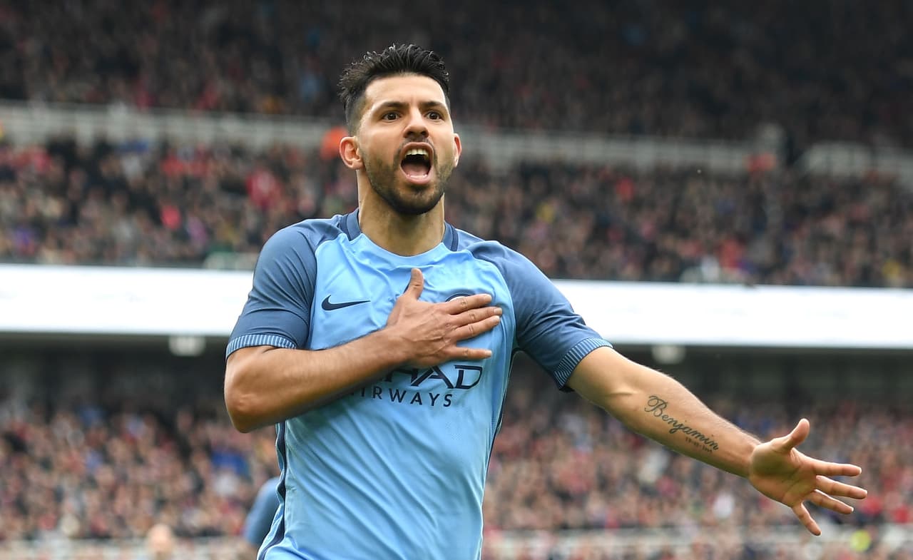 12) Sergio Agüero - En el puesto 160 general, el argentino Sergio Agüero tiene la tranquilidad de un contrato con salario de 16 millones de dólares con Manchester City hasta 2019. Ubicado 12 entre los futbolistas, el 'Kun' compró un campo de entrenamiento para Independiente de Avellaneda y en ee club planea finalizar su carrera.