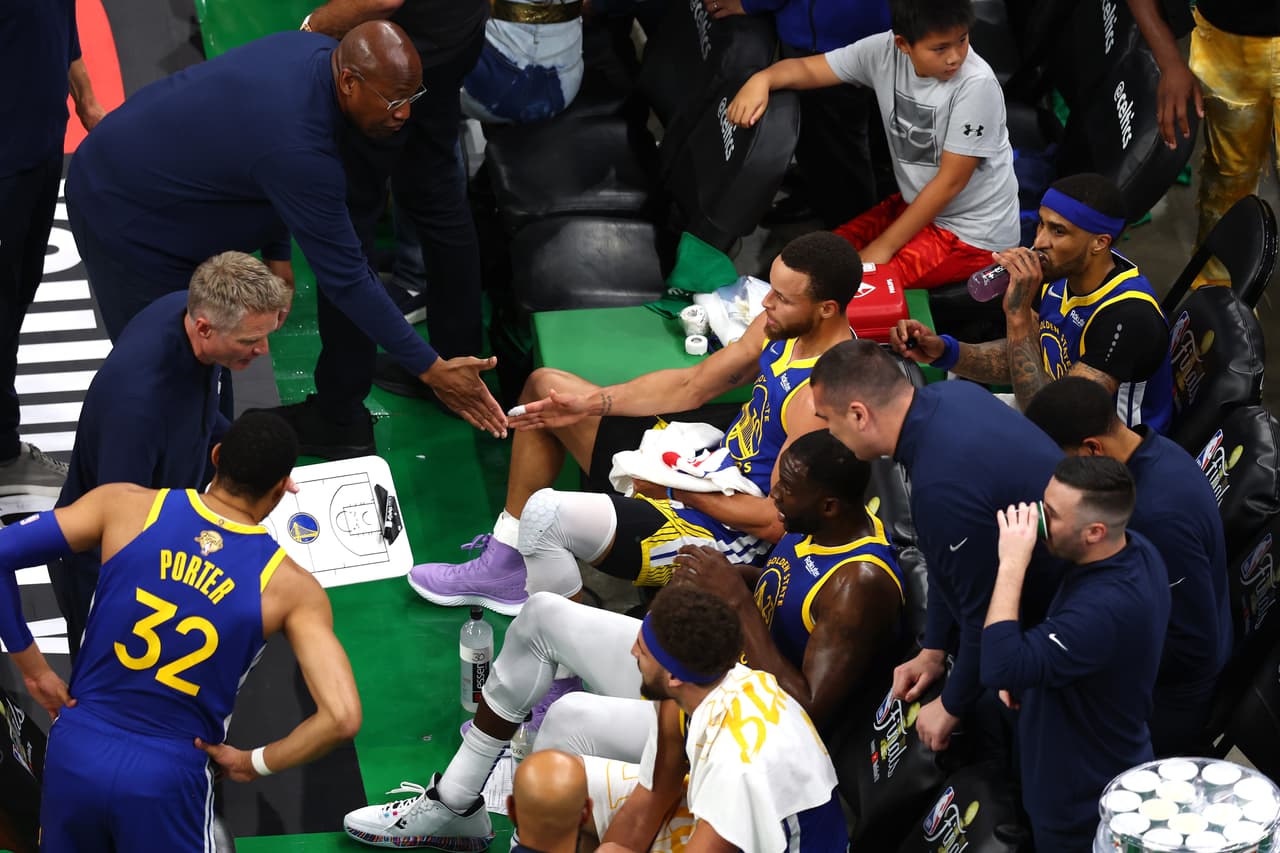 Los Golden State Warriors, encabezados por Steph Curry, apabullaron a los Boston Celtics en el Juego 6 de las Finales de NBA para conseguir el séptimo anillo en la historia de la franquicia y el cuarto en la era Steve Kerr.