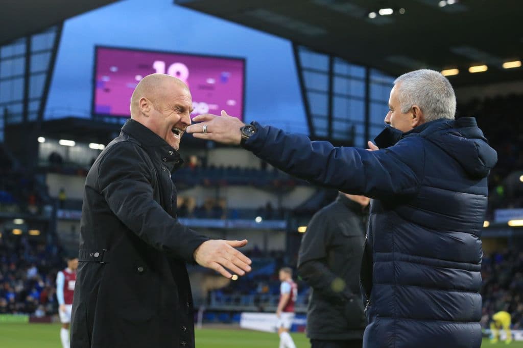 Mientras los jugadores acataban el protocolo, los entrenadores se saludaban de mano, abrazo y beso.