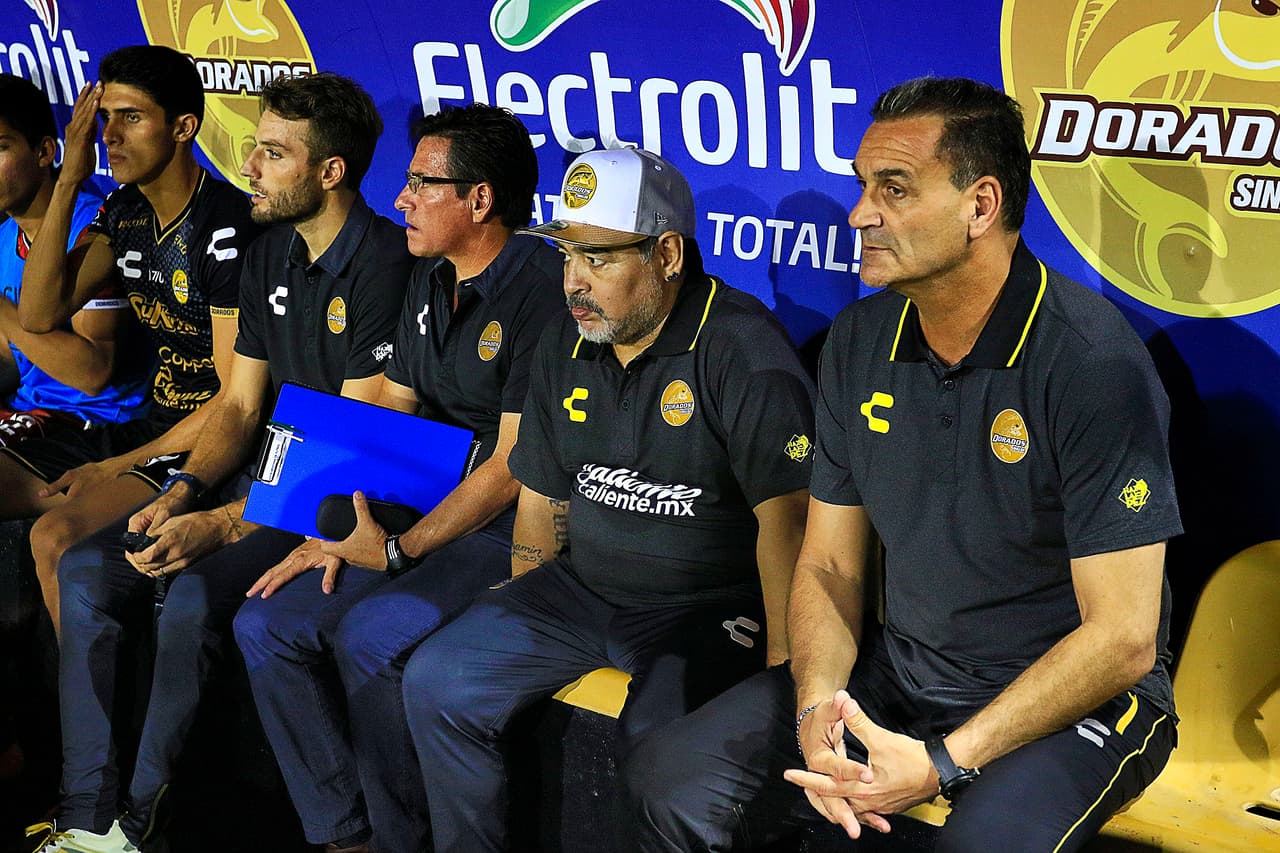 Ya en el partido, Maradona estuvo atento desde el banquillo de Dorados en su primera experiencia en el Ascenso MX.